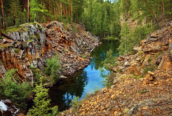 Бадарминский разлом, Берег Усть-Илимского водохранилища. Фото – Дмитрий