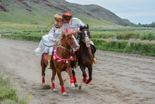 «Настиг!» – фотограф Максим Ахпашев. Демонстрация одной из старейших традиций кочевых народов, когда мужчина догоняет невесту и на скаку целует её, в то время пока одна отбивается от него плетью. фото 4