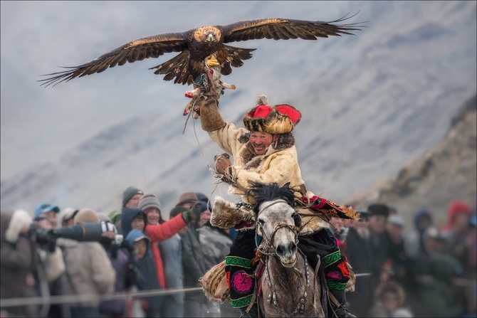 «Торжество победы», фотограф Влад Соколовский. Монголия, Golden Eagle Festival. Праздник, который собирает участников ( беркутчи ) и представителей кочевых народностей из различных стран.