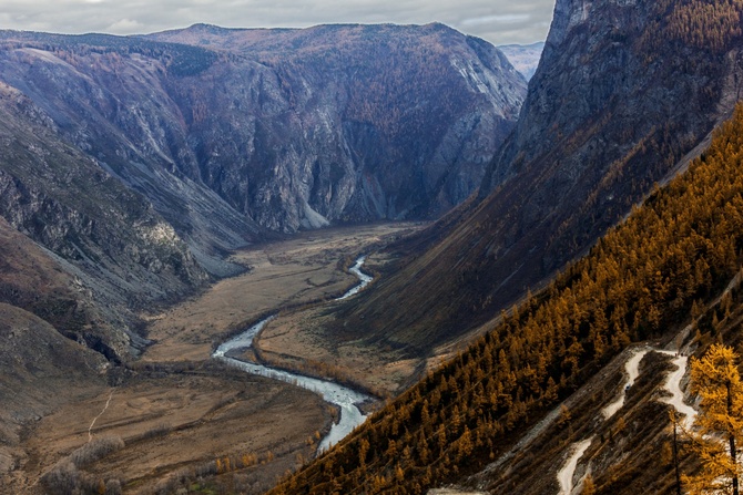 «Перевал Кату- Ярык», фотограф Андрей. Опасный спуск 3,9 км в долину реки Чулышман и к югу Телецкого озера (виден справа на фото). Горный Алтай. Россия.