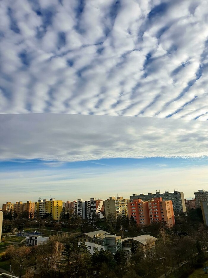 Облака как будто не прогрузились, но на самом деле это погодное явление.