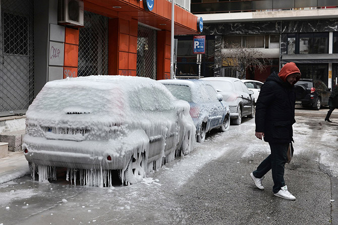 Неприветливая погода в 34 зимних снимках