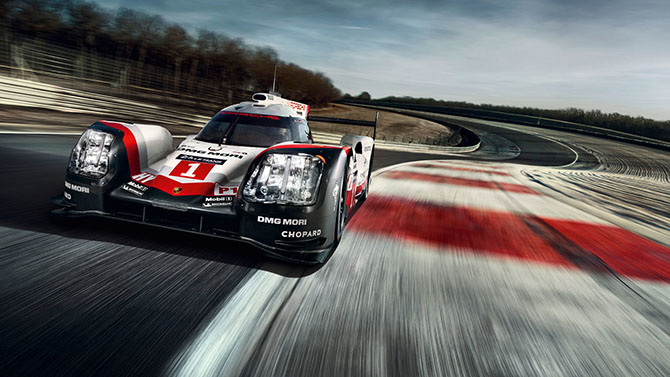 Внутри кабины спортивного гибрида Porsche 919 во время сессии «24 часа Ле-Мана»